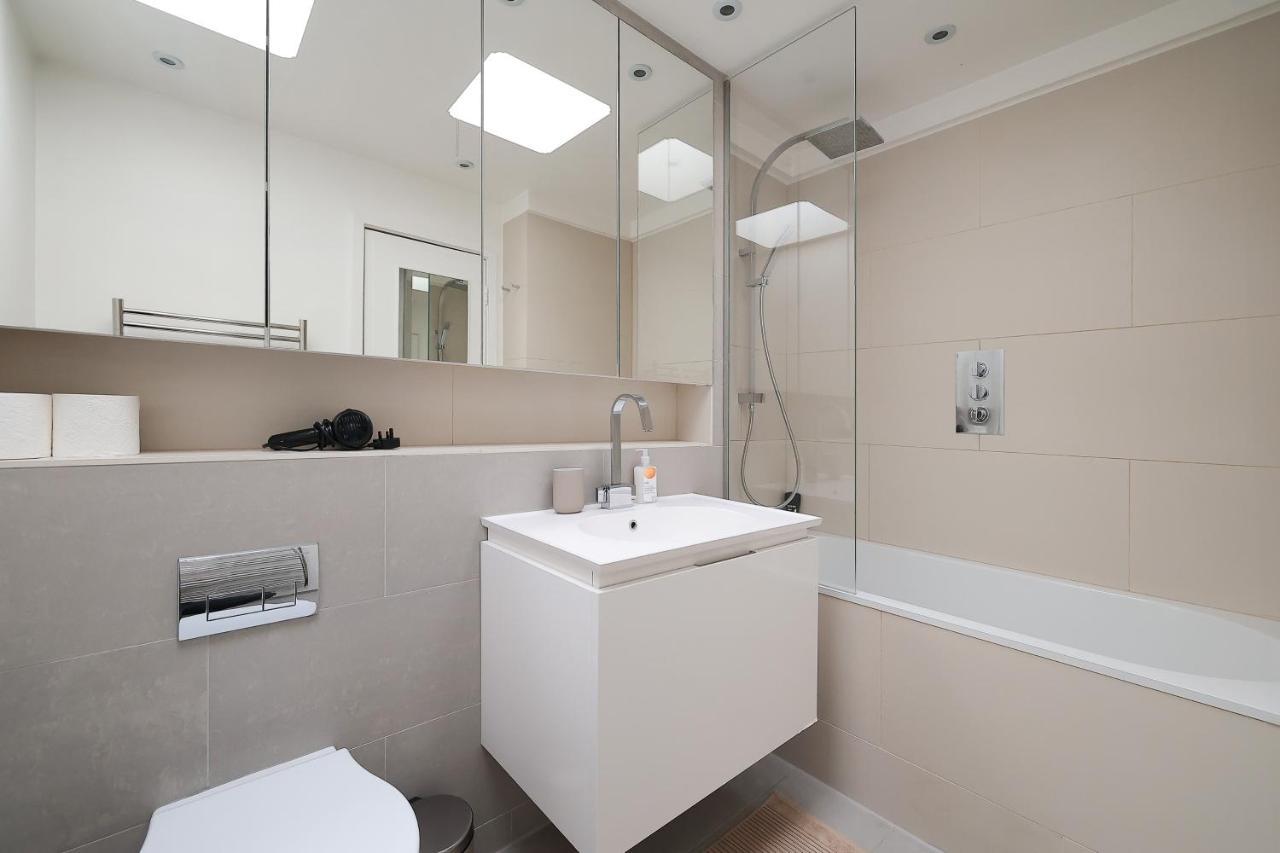2 Bedroom Chic Apartment With Private Balcony In Notting Hill London Eksteriør billede